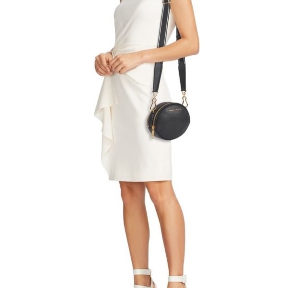 MARC JACOBS
Rewind Oval Leather Crossbody